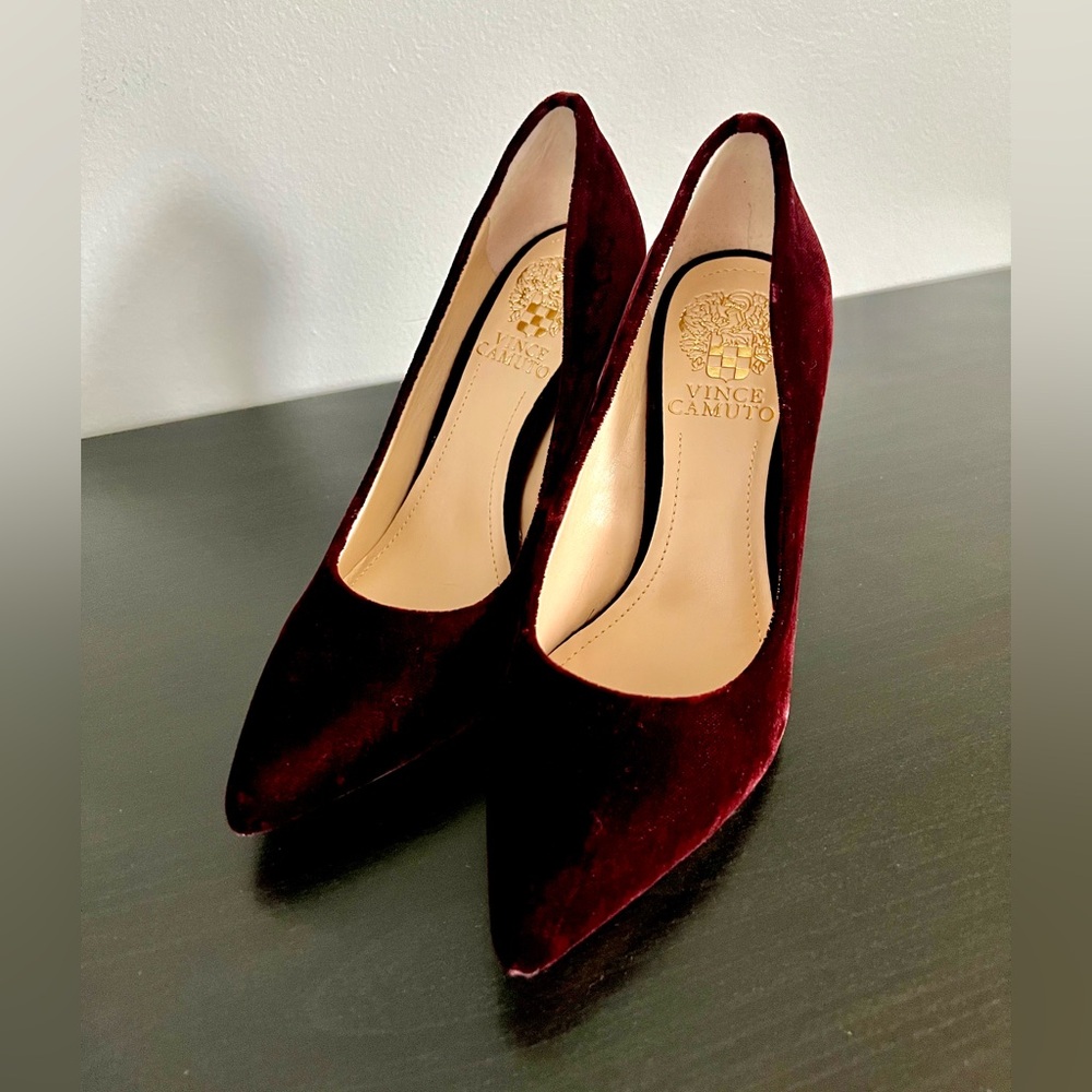 Vince Camuto Burgundy Velvet Pumps Heels 3.5” Size 5.5